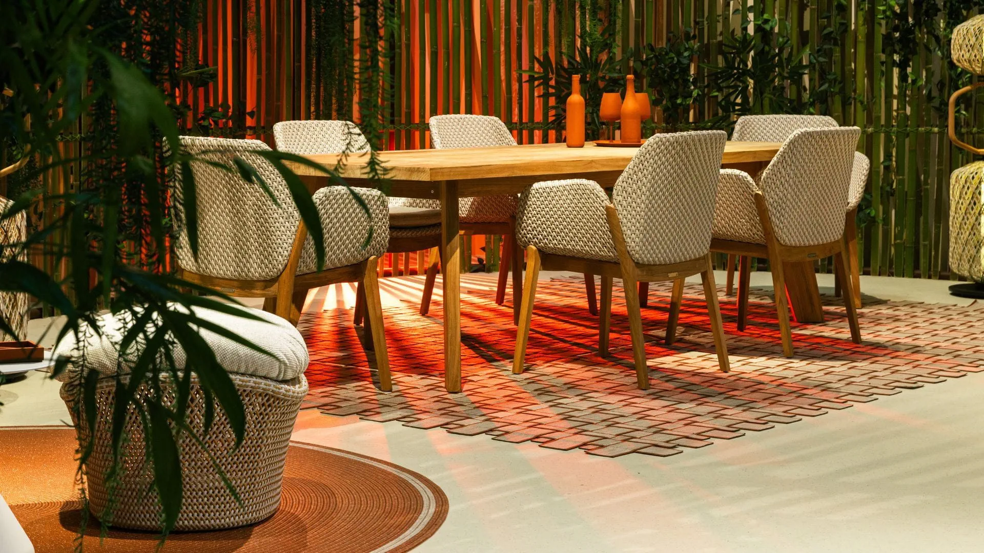 DEDON SOLYD table and CALADIO chairs paired with RIBBONS carpet
